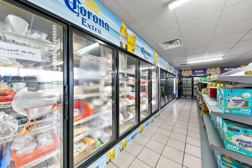 More Photos Of 103 Henderson St, Palacios Convenience Store For Sale