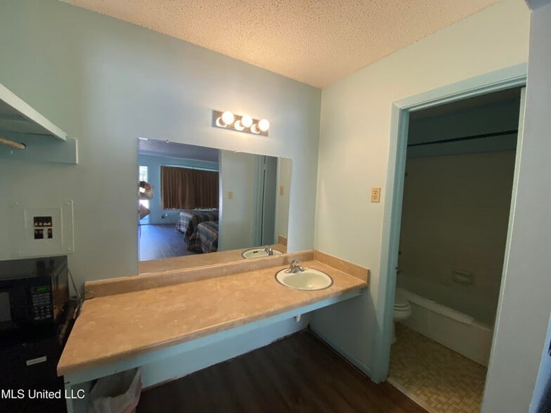 More Photos Of 404 Frontage Dr E, Wiggins Hotel For Sale