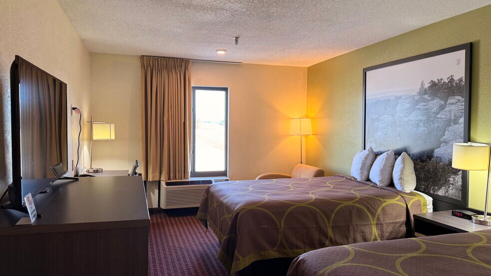 More Photos Of 2055 E 5th St, Metropolis Hotel For Sale