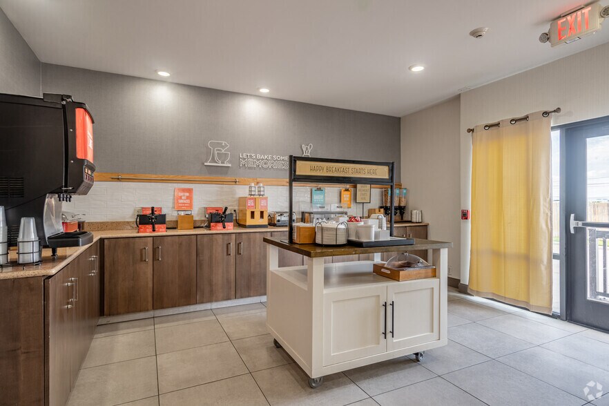More Photos Of 8620 Airport Blvd, Houston Hotel For Sale