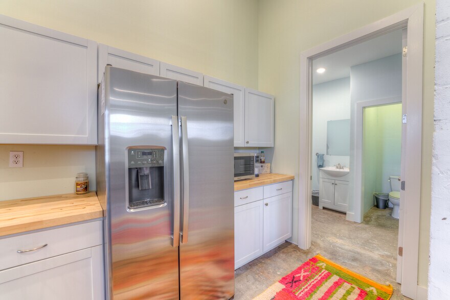 More Photos Of 405 Monroe Ave, Memphis Showroom For Sale