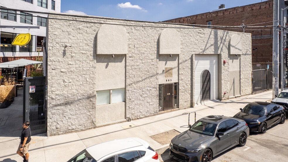 More Photos Of 805 Traction Ave, Los Angeles Showroom For Lease