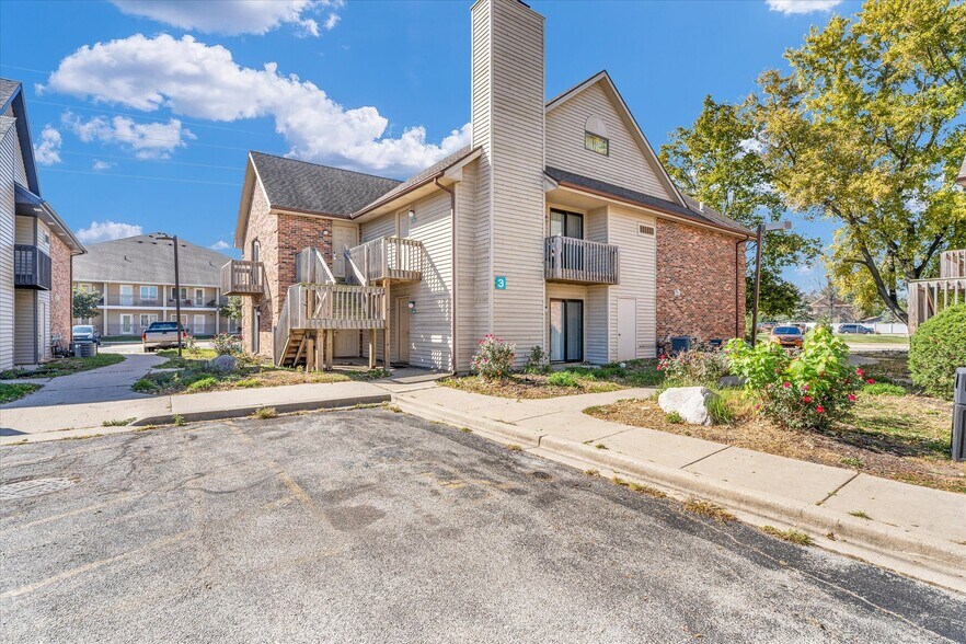 More Photos Of 1907 N Cunningham Ave, Urbana Hotel For Sale