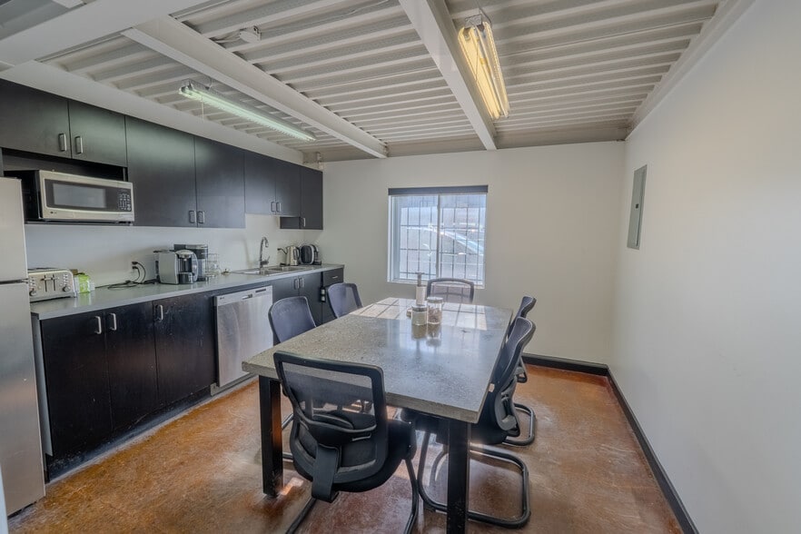 More Photos Of 8295-8305 Creusot Rue, Montréal Warehouse For Sale