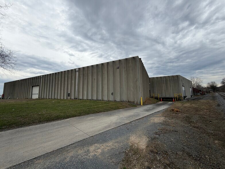 More Photos Of 177 Stine Ln, Winchester Distribution For Lease