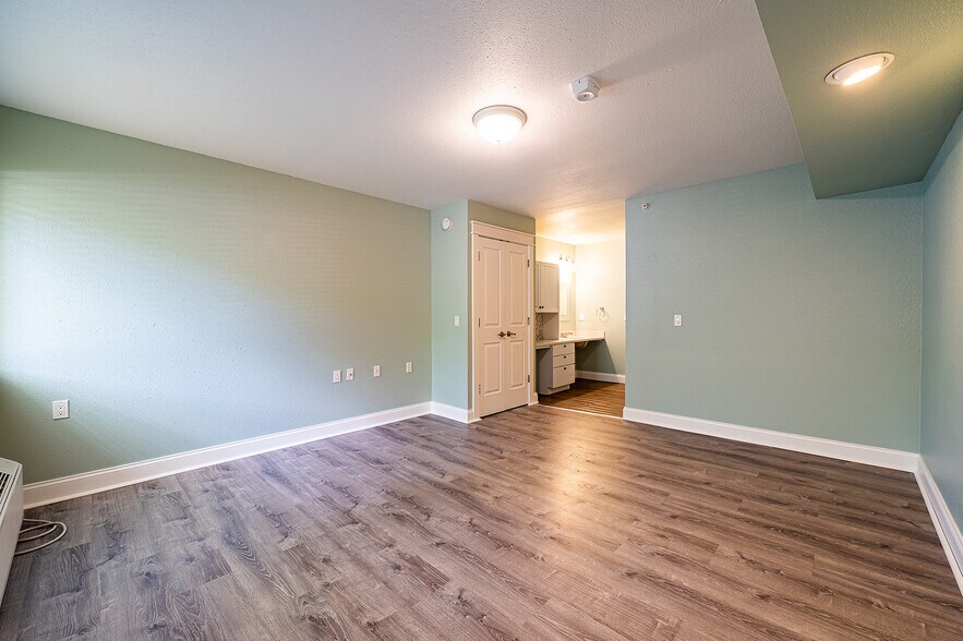 More Photos Of 461 Munson Ave, Traverse City Hotel For Sale