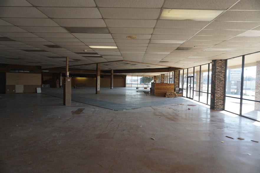 700 W Bedford Euless Rd, Hurst, TX 76053 Flex/R&D For Lease