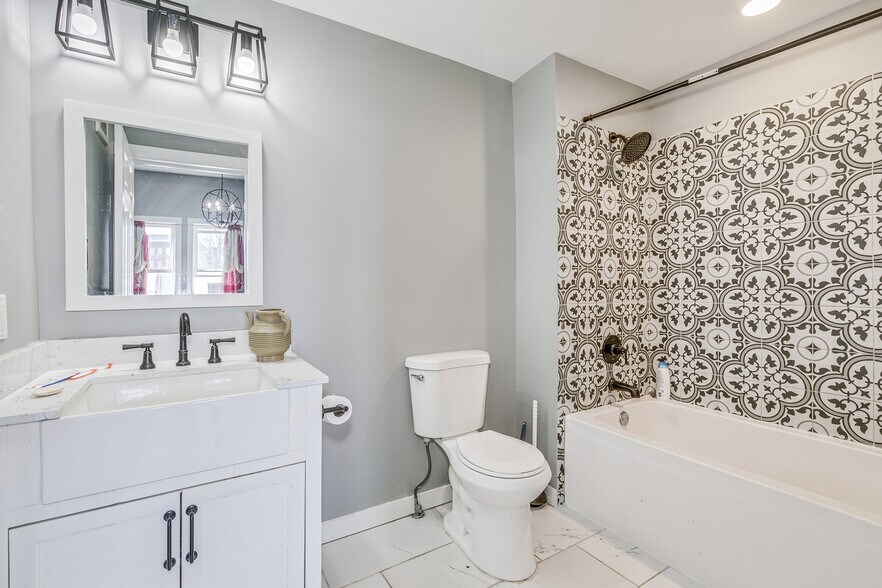 More Photos Of 1500 W Broadway Ave, Minneapolis Storefront Retail Residential For Sale