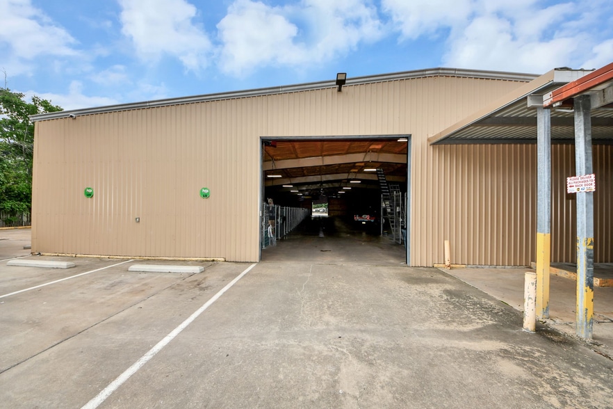 More Photos Of 10814 Woodedge Dr, Houston Warehouse For Sale