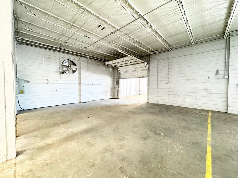 More Photos Of 3160 N 46th Ave, Saint Petersburg Warehouse For Sale