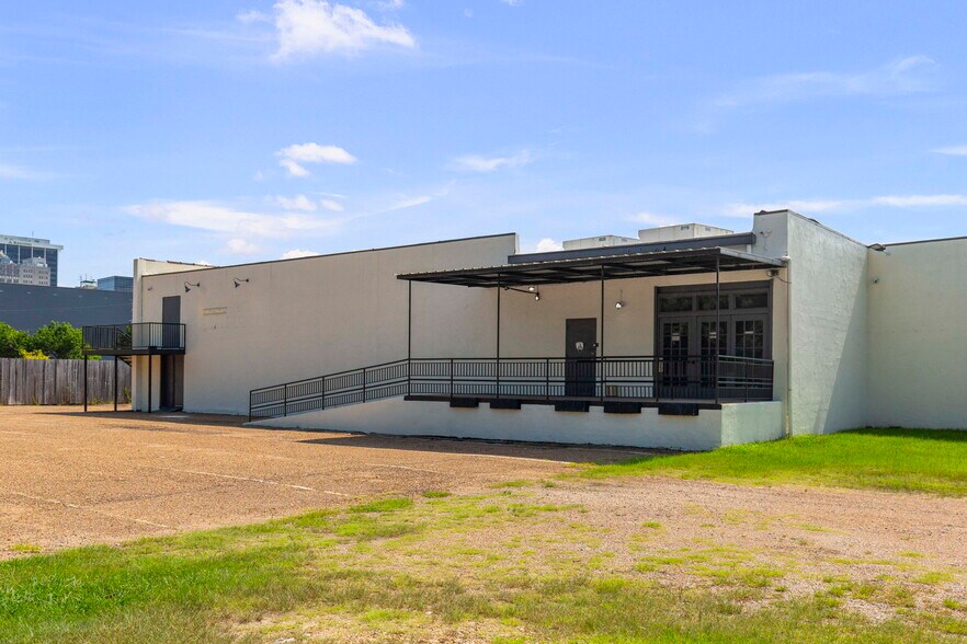 More Photos Of 110 E South St, Jackson Bar For Sale