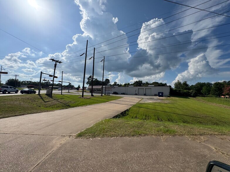More Photos Of 1900 Crockett Rd, Palestine Storefront For Sale
