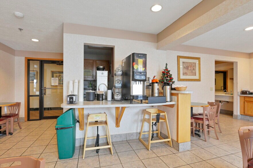 More Photos Of 509 S Wooster Ave, Strasburg Hotel For Sale
