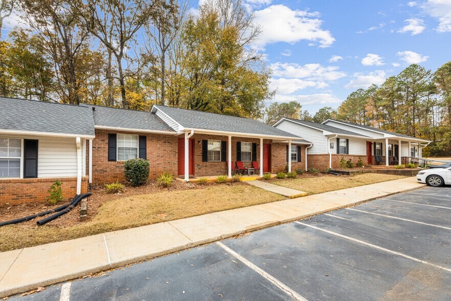 More Photos Of 82 Berry Dr, Newnan Apartments For Sale