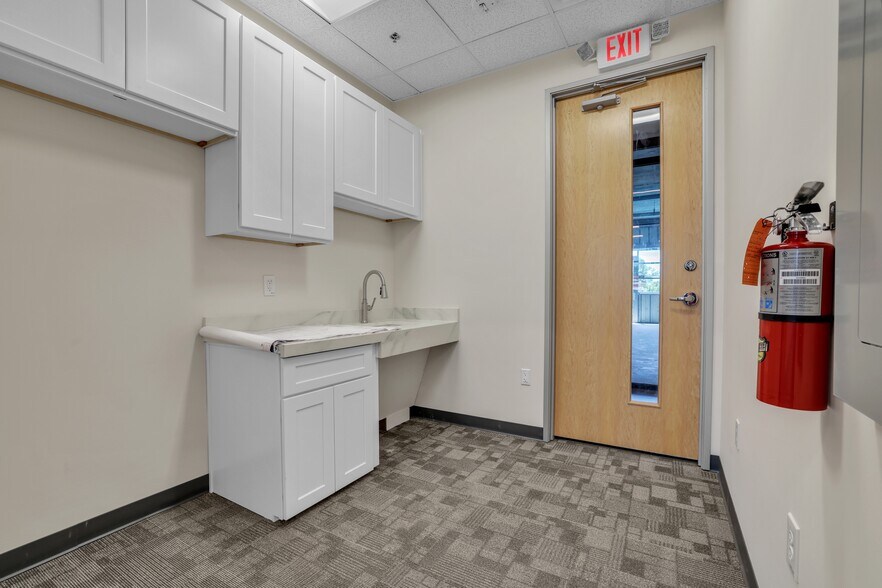 More Photos Of 8701 Menchaca Rd, Austin Medical For Lease