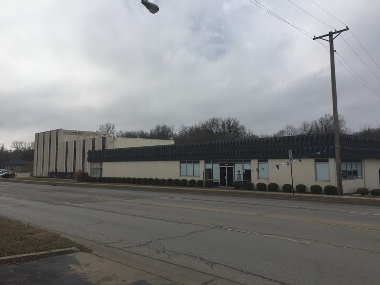 More Photos Of 5520-5542 Raytown Rd, Raytown Light Manufacturing For Lease