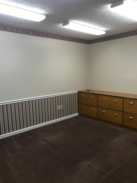More Photos Of 1141 Cochran Hwy, Eastman Showroom For Sale