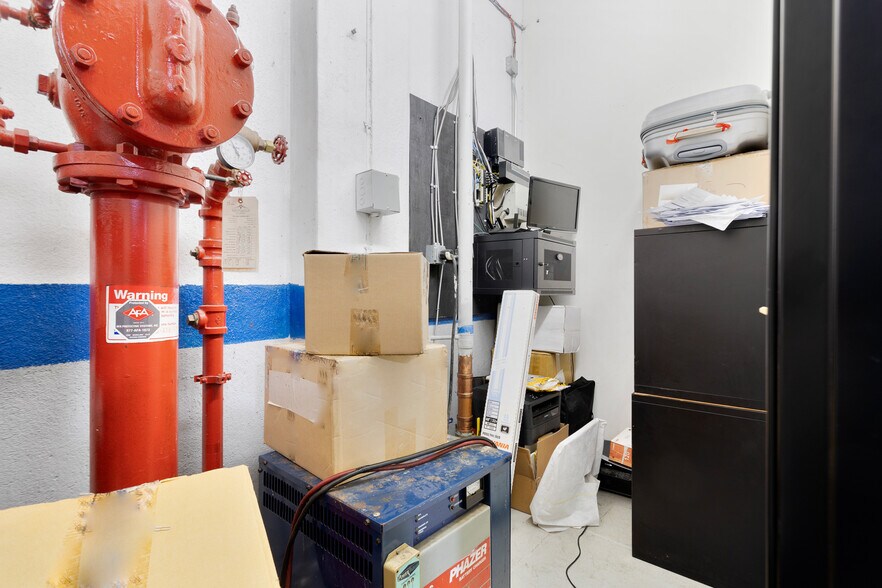 More Photos Of 1 Entin Rd, Clifton Manufacturing For Lease