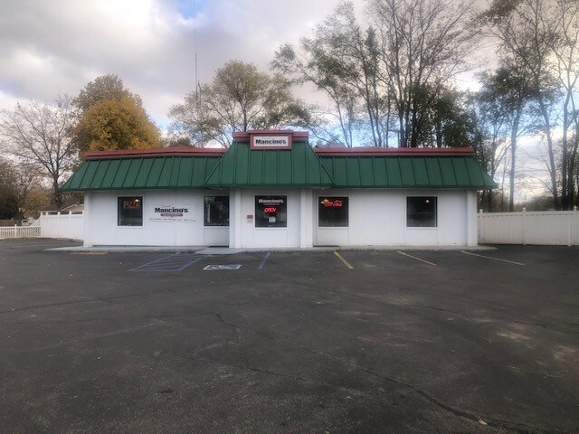 Primary Photo Of 903 W Market St, Nappanee Restaurant For Sale