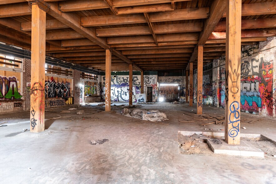 More Photos Of 3300 NE Broadway St, Portland Flex For Sale