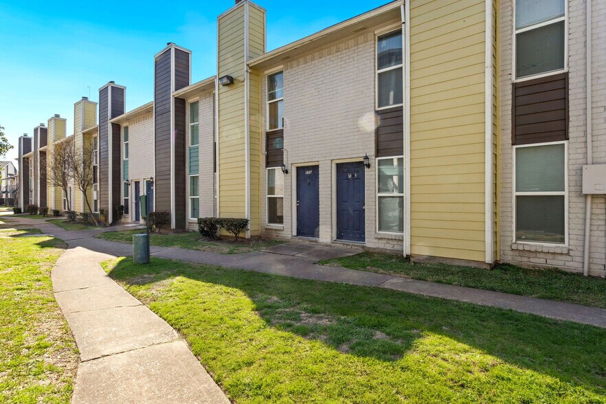 More Photos Of 8600 S Course Dr, Houston Apartments For Sale