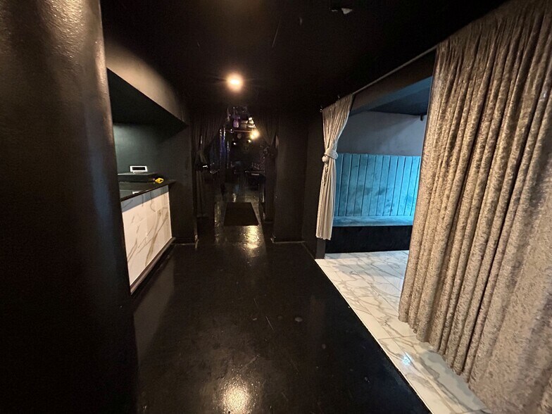 More Photos Of 2016 Main St, Houston Apartments For Sale