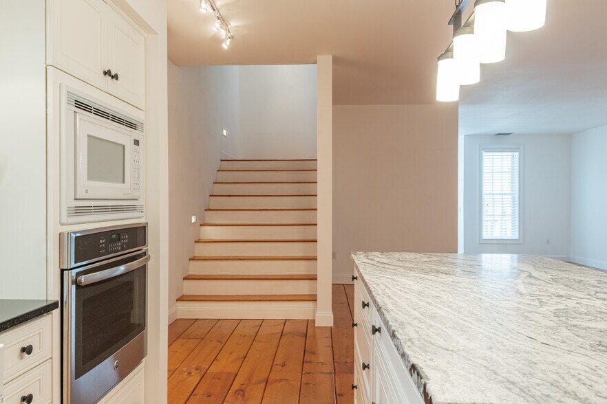 More Photos Of 72 Main St, Wiscasset Storefront Retail Residential For Sale