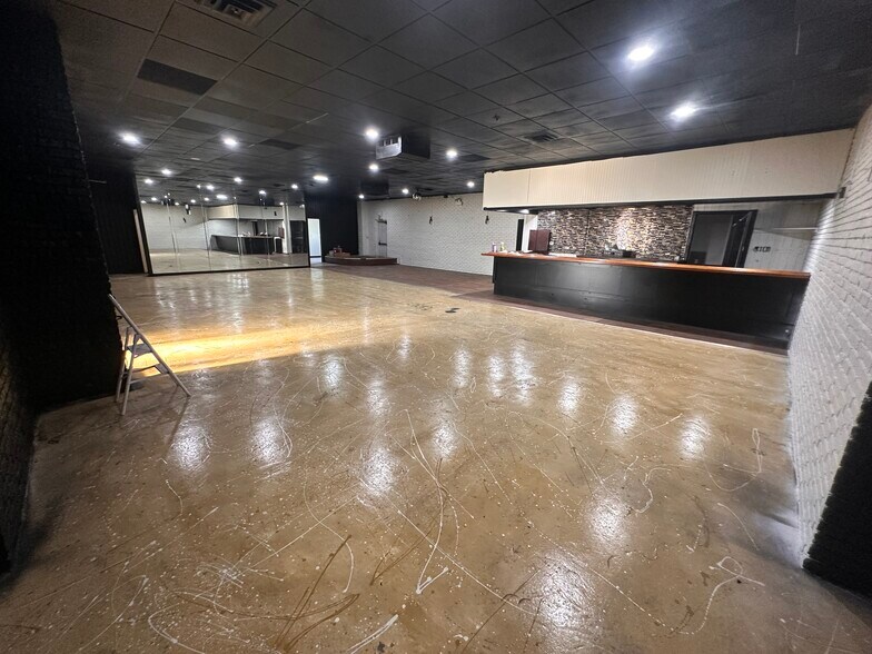More Photos Of 8350 S 88th Ave, Justice Restaurant For Sale