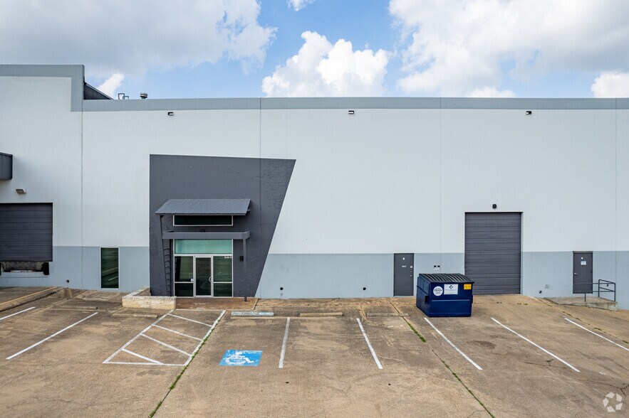More Photos Of 2306 Howard Ln, Austin Distribution For Lease