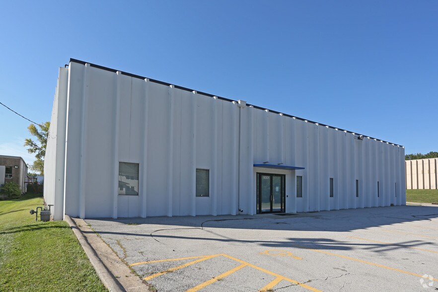 More Photos Of 9301 W 53rd St, Merriam Warehouse For Lease