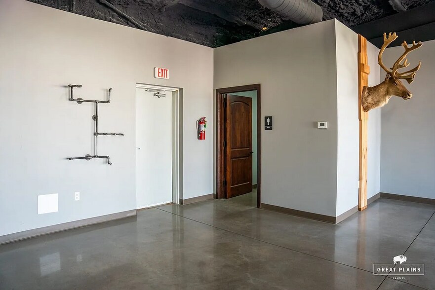 More Photos Of 204 S Broadway Ave, Hinton Storefront Retail Office For Sale