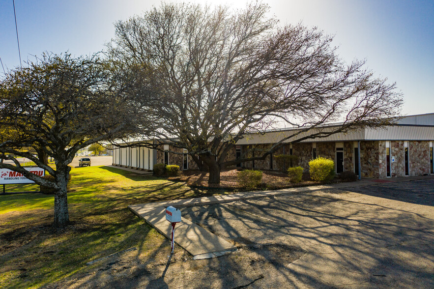 Primary Photo Of 6401 Imperial Dr, Woodway Warehouse For Lease