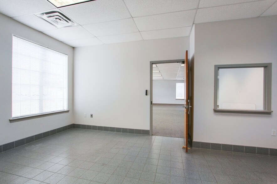 More Photos Of 1921 Corporate Dr, San Marcos Office For Lease