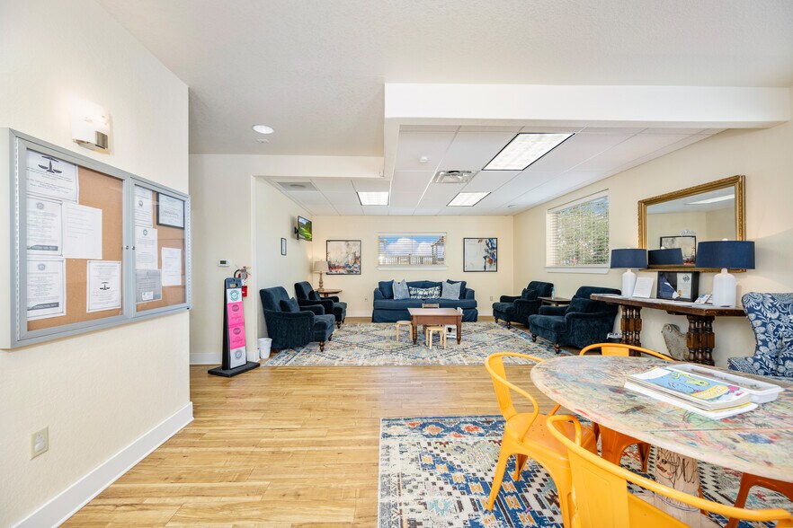 More Photos Of 140 Paloma Dr, Floresville Office For Sale