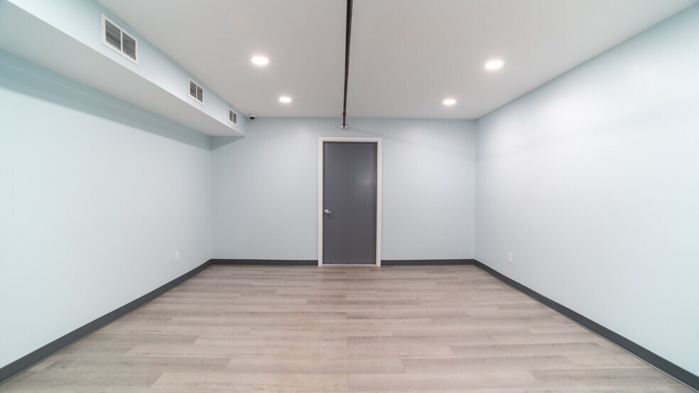 More Photos Of 125-127 Byassee Dr, Hazelwood Warehouse For Lease