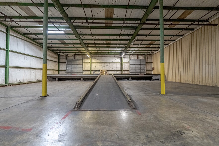 More Photos Of 4612 Richard Ave, Alexandria Warehouse For Lease