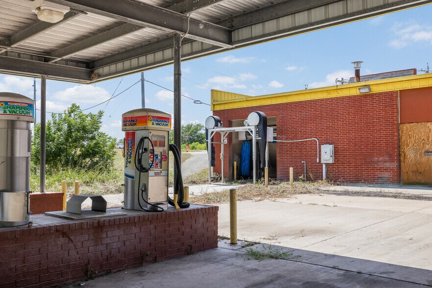 More Photos Of 621 W Travis St, La Grange Carwash For Sale