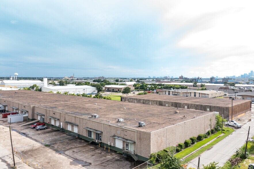 More Photos Of 1202-1398 Harris St, Houston Warehouse For Lease