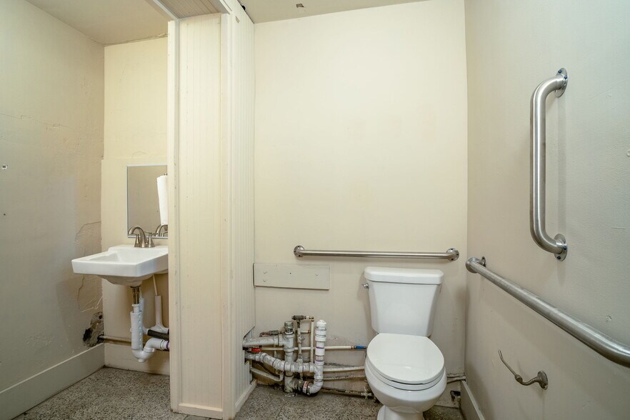 More Photos Of 502 First St, Shenandoah Loft Creative Space For Lease