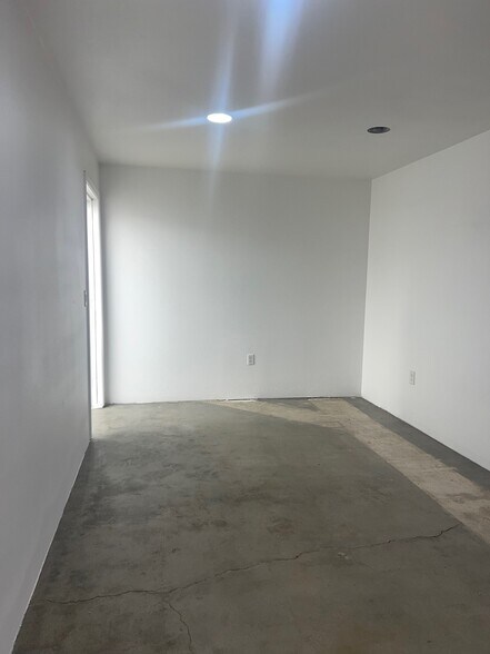 More Photos Of 16770-16780 Stagg St, Van Nuys Warehouse For Lease