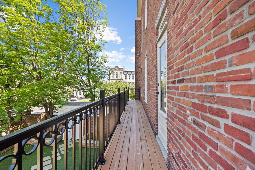 More Photos Of 227 Pearl St, New Albany Office For Lease