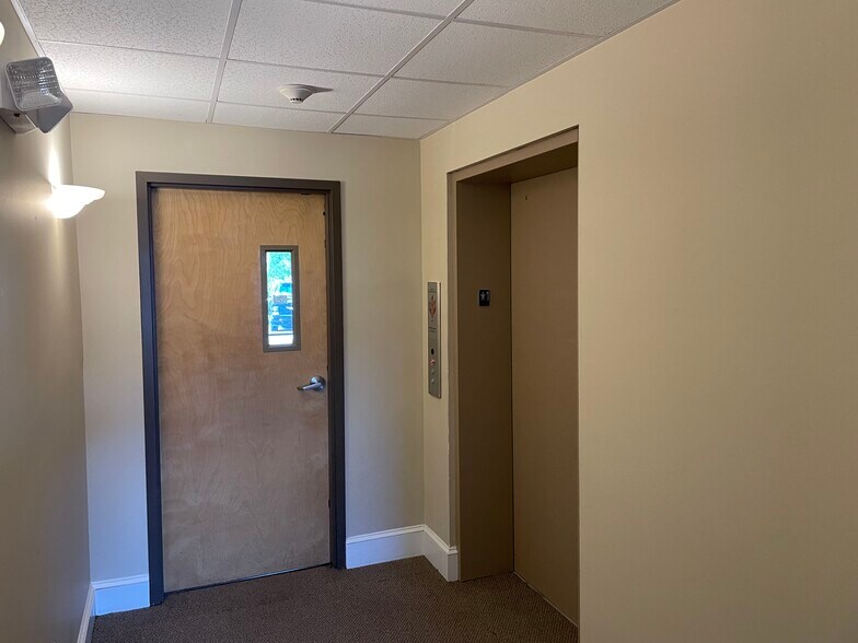 More Photos Of 107 Church Hill Rd, Sandy Hook Office For Lease