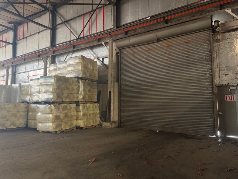 More Photos Of 30 Harris St, Putnam Warehouse For Lease