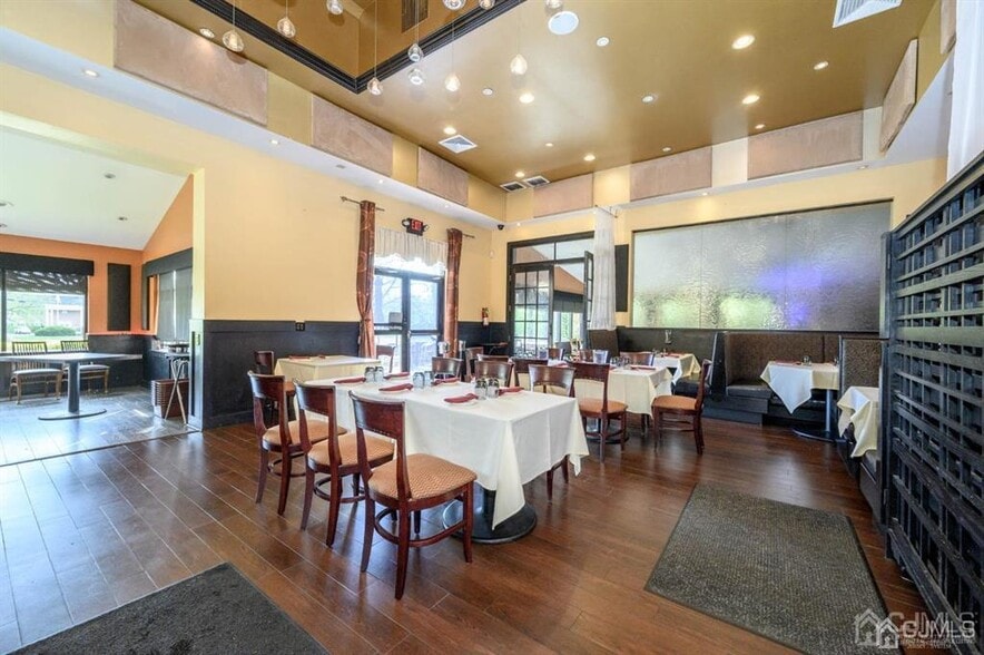 More Photos Of 522 Rt-33, Englishtown Restaurant For Lease