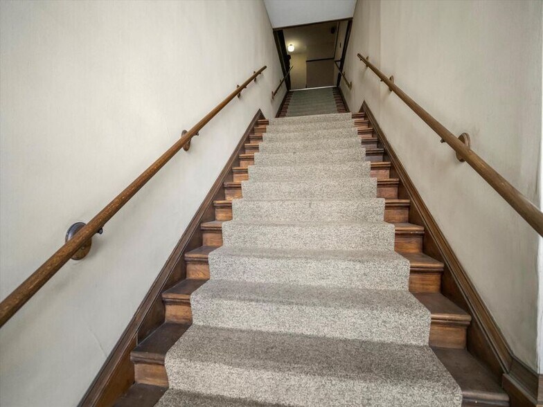 More Photos Of 921-931 8th St, Manitowoc Office For Lease