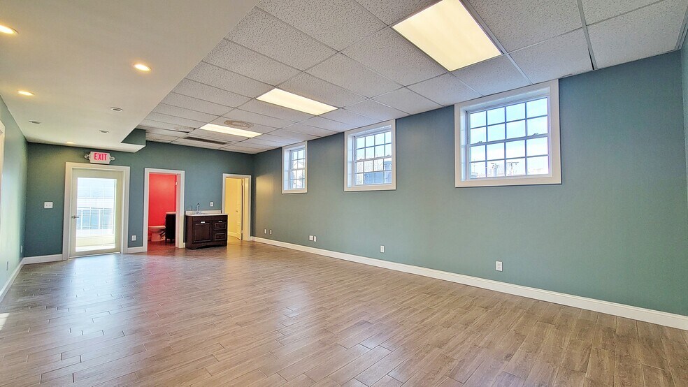 More Photos Of 2611 S Shirlington Rd, Arlington Warehouse For Lease