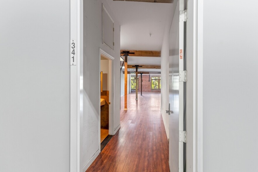 More Photos Of 2079 E 15th St, Los Angeles Flex For Lease