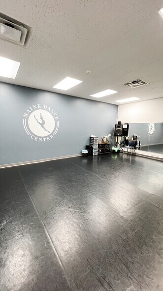 More Photos Of 1233 Roosevelt Trl, Raymond Storefront For Lease