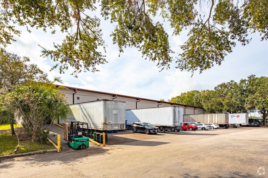 More Photos Of 5525 Johns Rd, Tampa Light Distribution For Lease