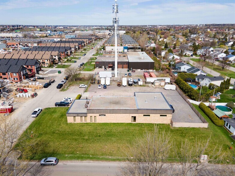 More Photos Of 509 Rue Papineau, Boisbriand Industrial For Sale